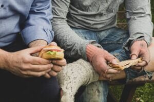Two people eating. Pixabay